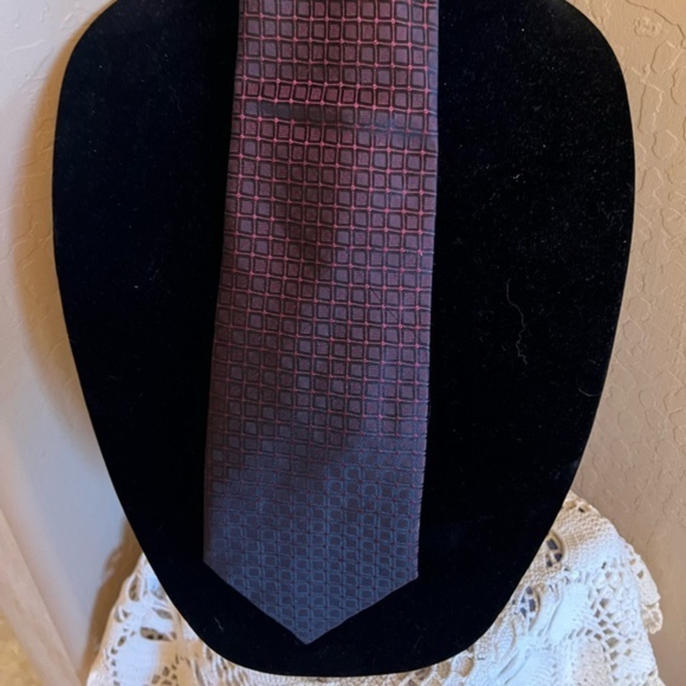 Harve' Benard by Benard Holtzman 100% pure hand-sewn silk Tie